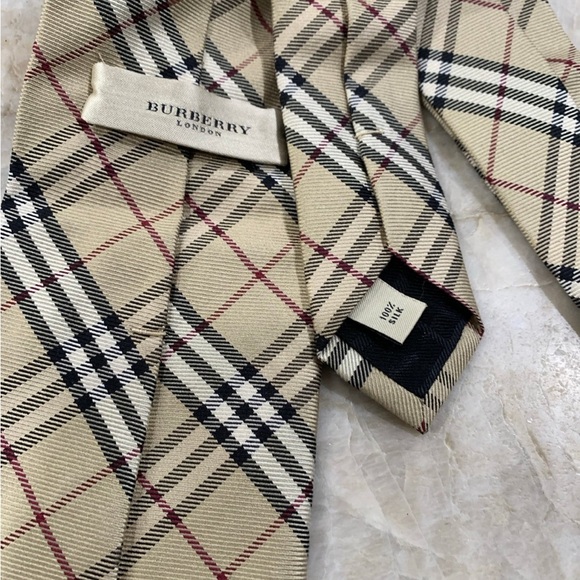 Burberry Tie and cuff links - Picture 5 of 6